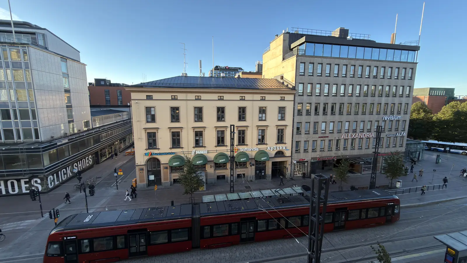 Aplikan toimistotalo Hämeenkatu 13:ssa Tampereella kadun toiselta puolelta kuvattuna